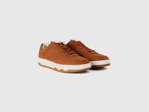 BROWN LOW-TOP SNEAKERS