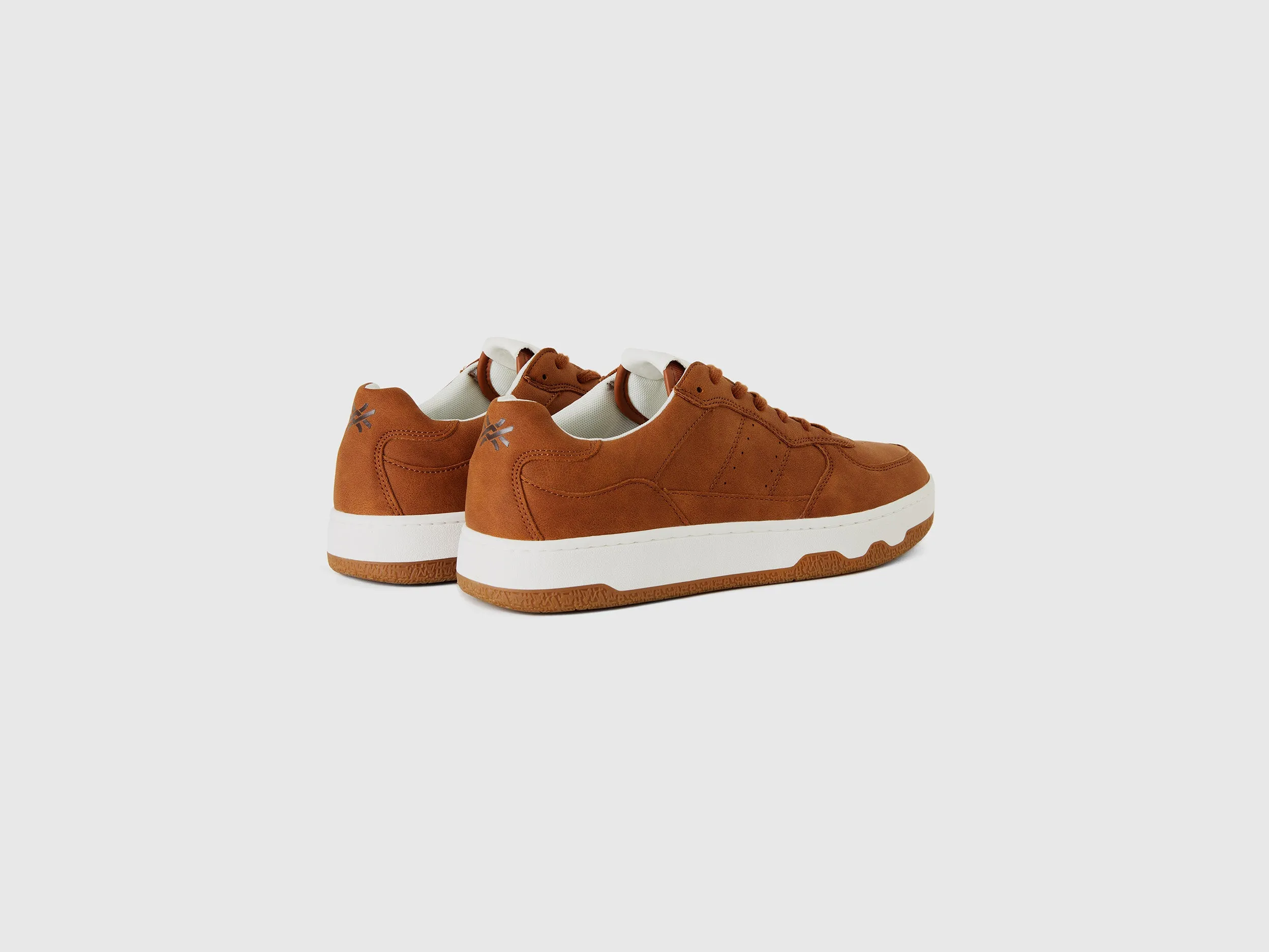 BROWN LOW-TOP SNEAKERS