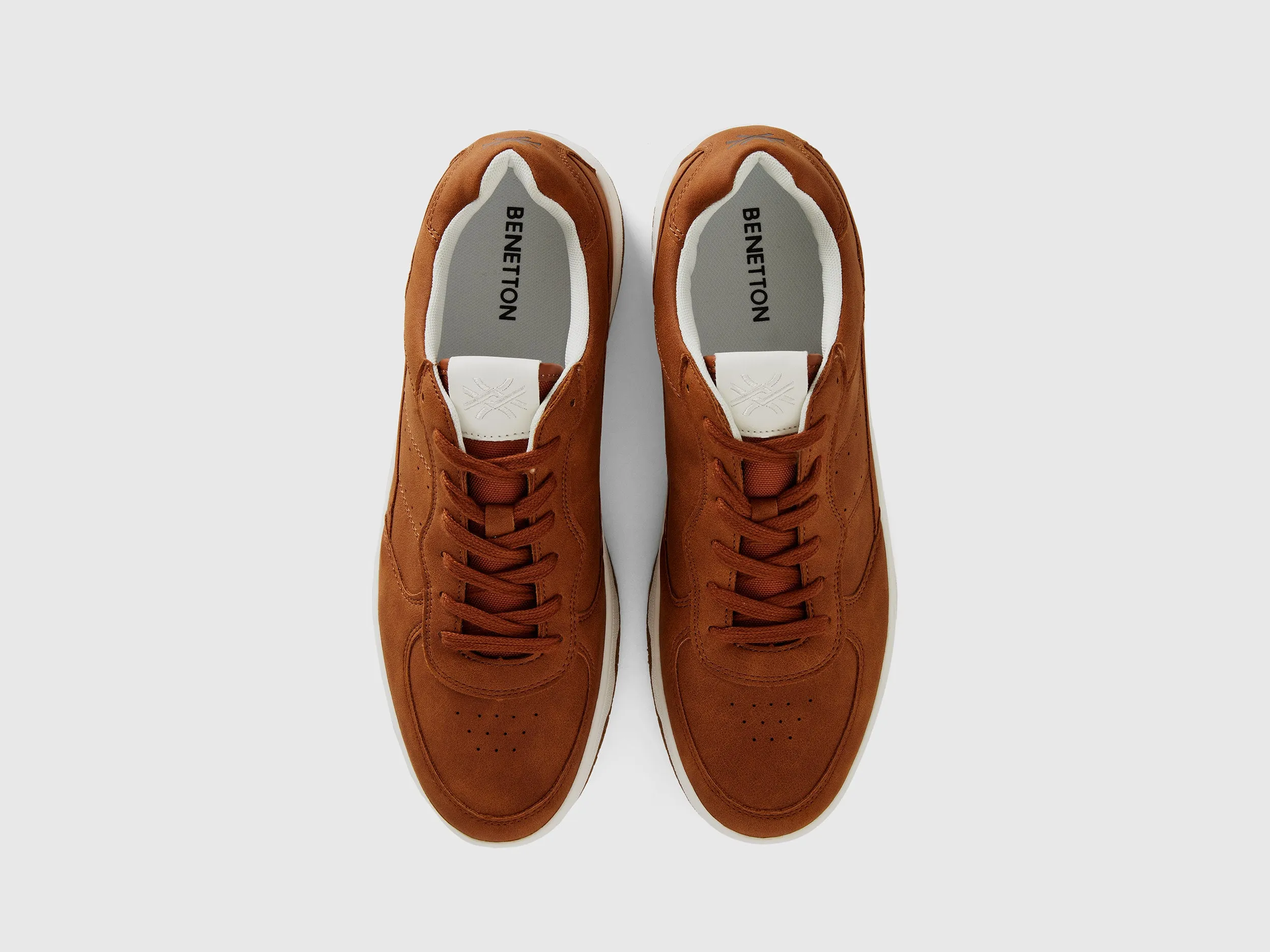 BROWN LOW-TOP SNEAKERS