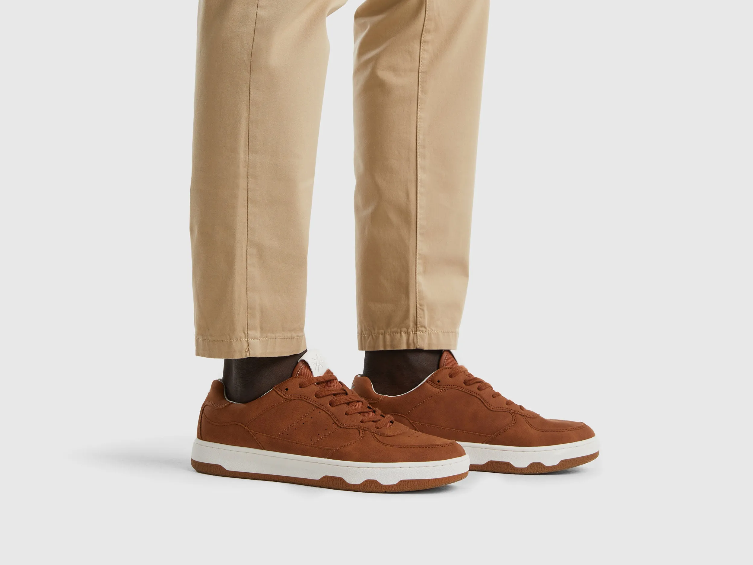 BROWN LOW-TOP SNEAKERS