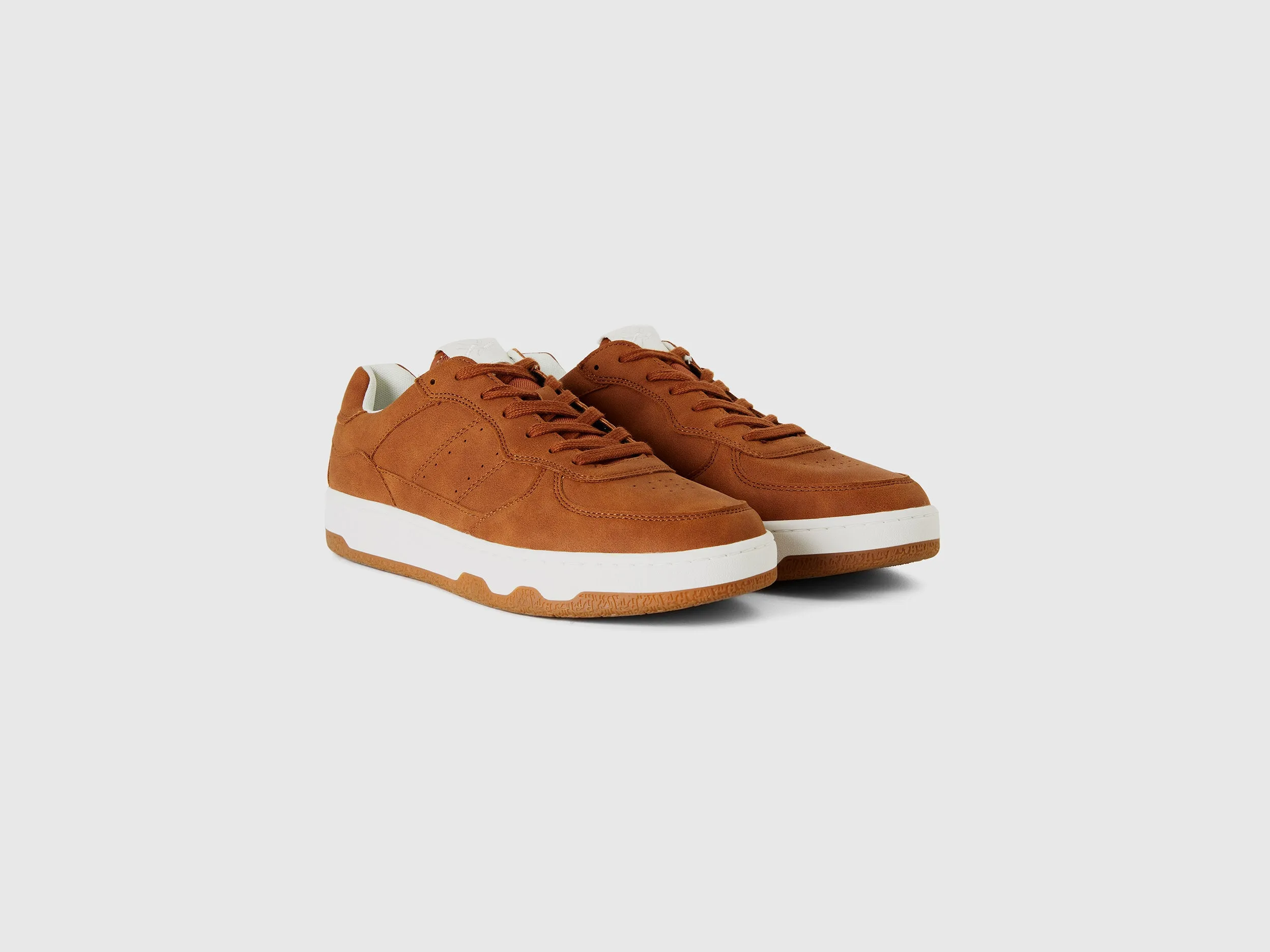 BROWN LOW-TOP SNEAKERS